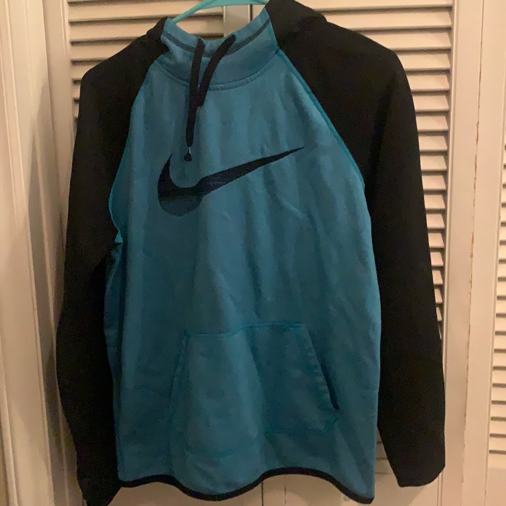women’s nike hoodie size M (Therma-fit)